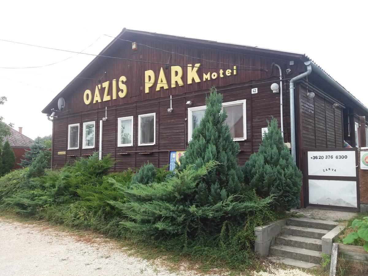 Oazis Park Motel Рацкеве Экстерьер фото