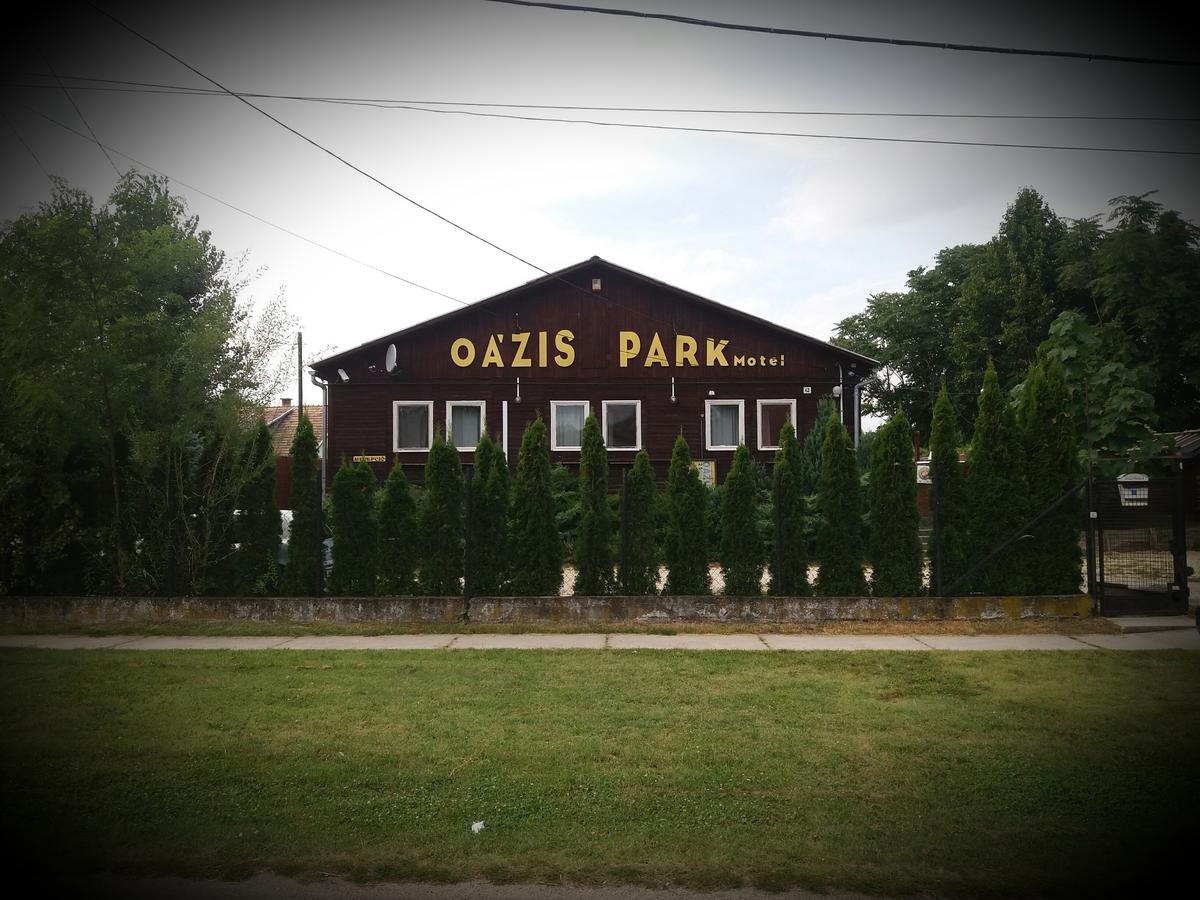 Oazis Park Motel Рацкеве Экстерьер фото